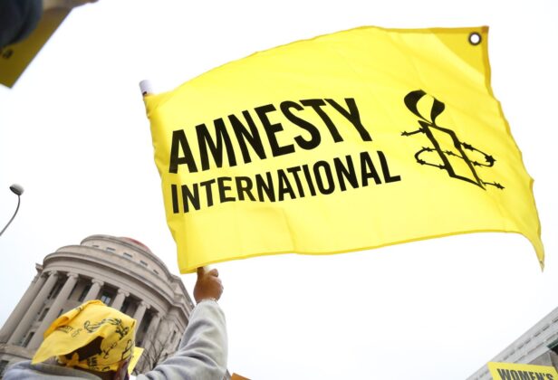 Mateusz Witczak nominowany do&nbsp;Pióra Nadziei 2025. Zdecyduj, kogo nagrodzi Amnesty International