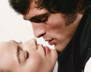 „Wichrowe wzgórza” to&nbsp;niespełniona obietnica Emerald Fennell. Dałem się tej&nbsp;reżyserce oszukać [RECENZJA]