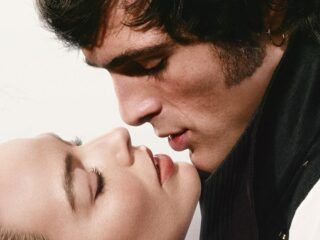 „Wichrowe wzgórza” to&nbsp;niespełniona obietnica Emerald Fennell. Dałem się tej&nbsp;reżyserce oszukać [RECENZJA]