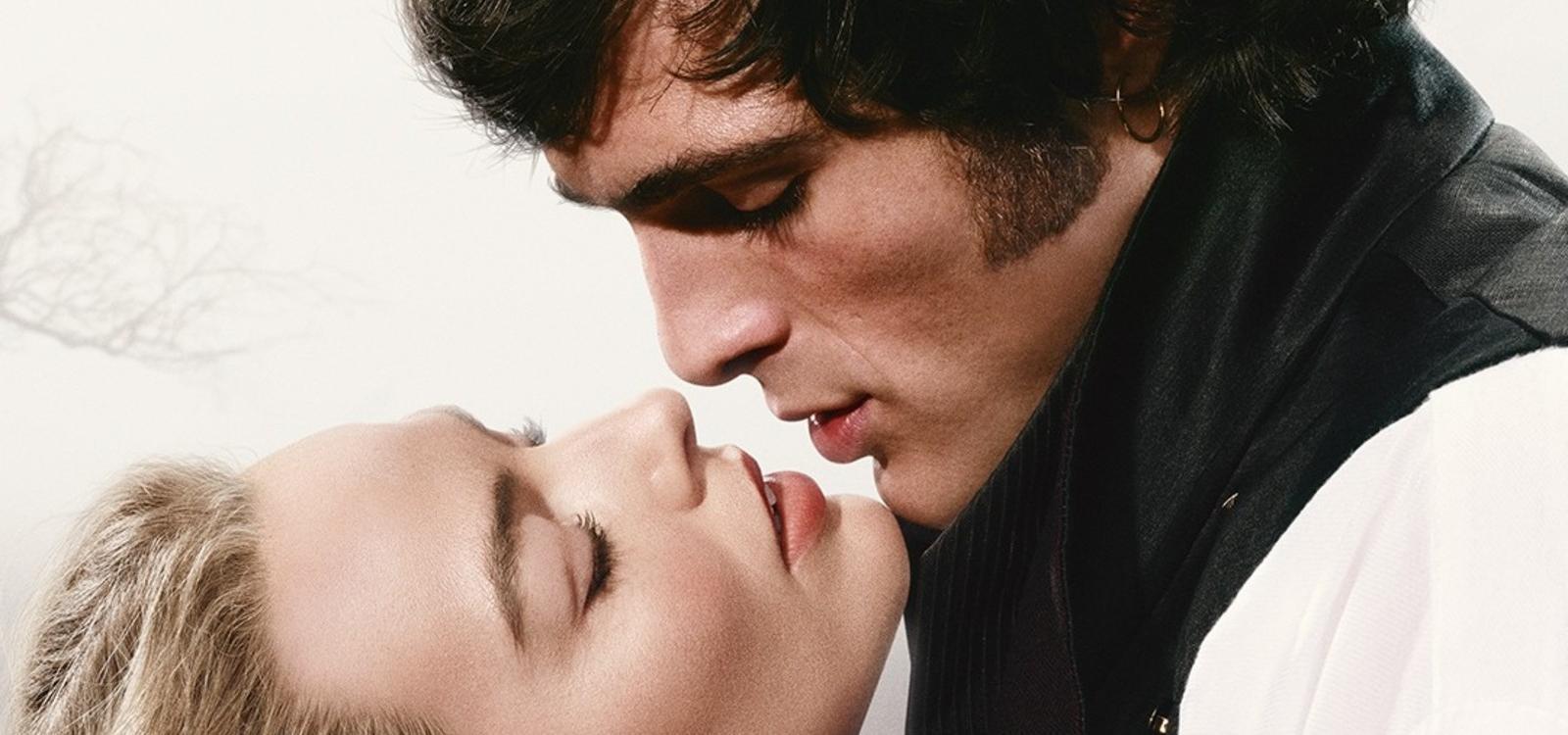 „Wichrowe wzgórza” to&nbsp;niespełniona obietnica Emerald Fennell. Dałem się tej&nbsp;reżyserce oszukać [RECENZJA]