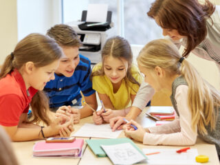 Powrót do&nbsp;podstaw w&nbsp;erze AI. Z&nbsp;badania Epson wnika, że&nbsp;nauczyciele chcą równowagi między technologią a&nbsp;tradycyjną nauką