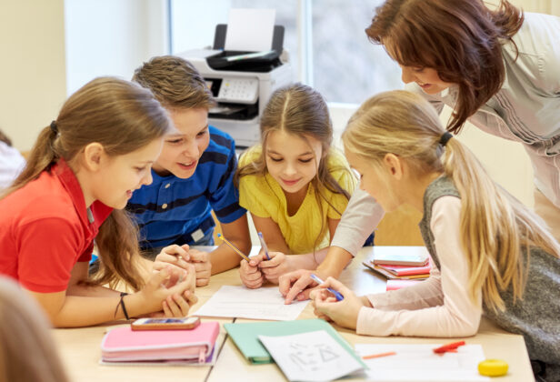 Powrót do&nbsp;podstaw w&nbsp;erze AI. Z&nbsp;badania Epson wnika, że&nbsp;nauczyciele chcą równowagi między technologią a&nbsp;tradycyjną nauką