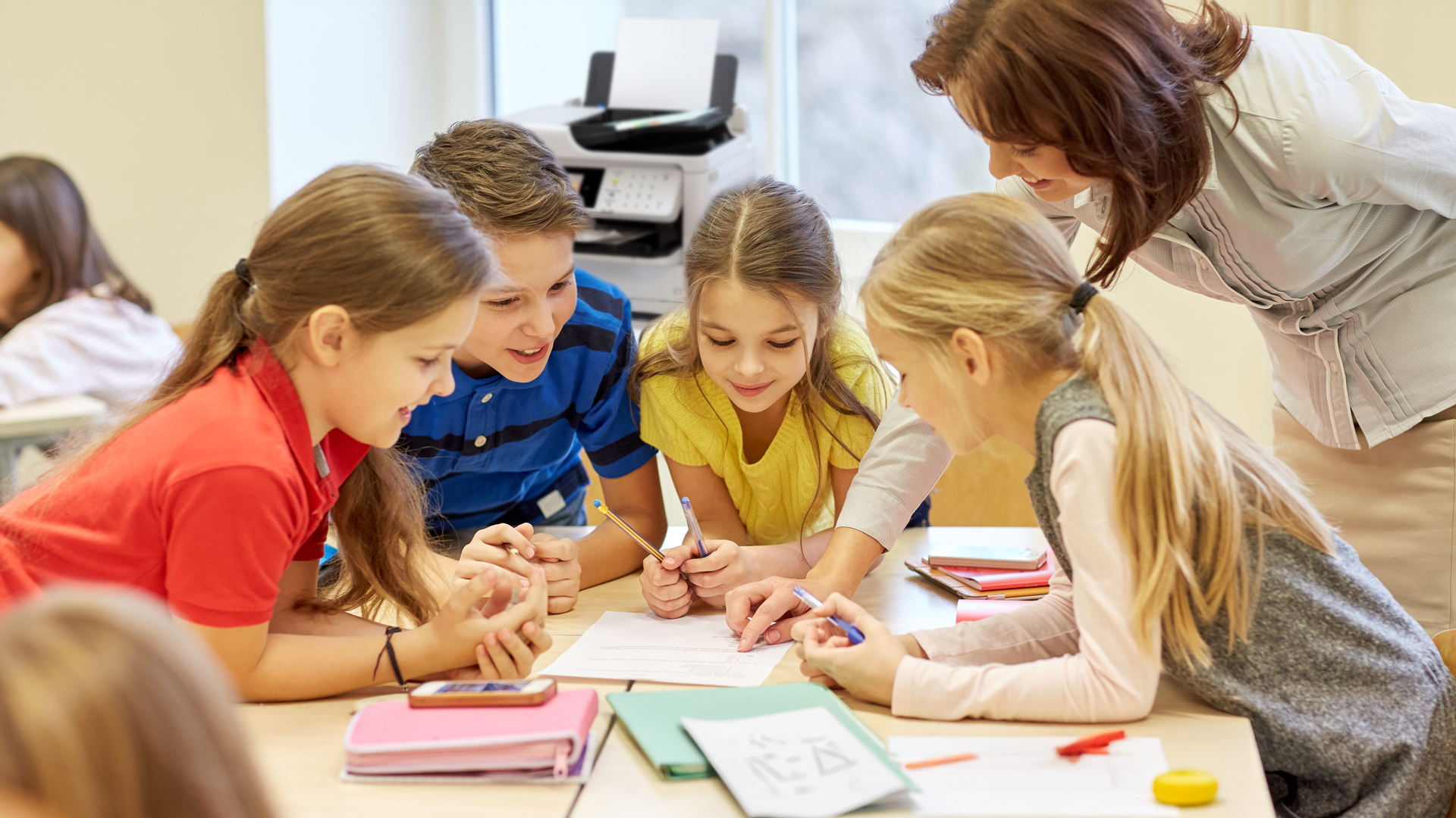 Powrót do&nbsp;podstaw w&nbsp;erze AI. Z&nbsp;badania Epson wnika, że&nbsp;nauczyciele chcą równowagi między technologią a&nbsp;tradycyjną nauką