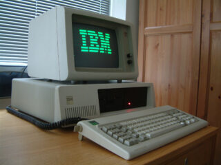 Ten komputer wart był trzy Polonezy 1500 albo&nbsp;jedno mieszkanie we&nbsp;Wrocławiu. 43 lata kończy IBM PC/XT