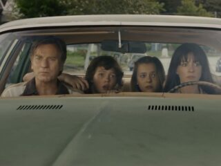 Ewan McGregor i&nbsp;Anne Hathaway uciekają przed&nbsp;dinozaurem. Zobaczcie zwiastun filmu science fiction „Koniec ulicy Dębowej”