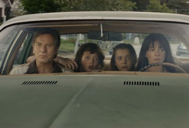 Ewan McGregor i&nbsp;Anne Hathaway uciekają przed&nbsp;dinozaurem. Zobaczcie zwiastun filmu science fiction „Koniec ulicy Dębowej”