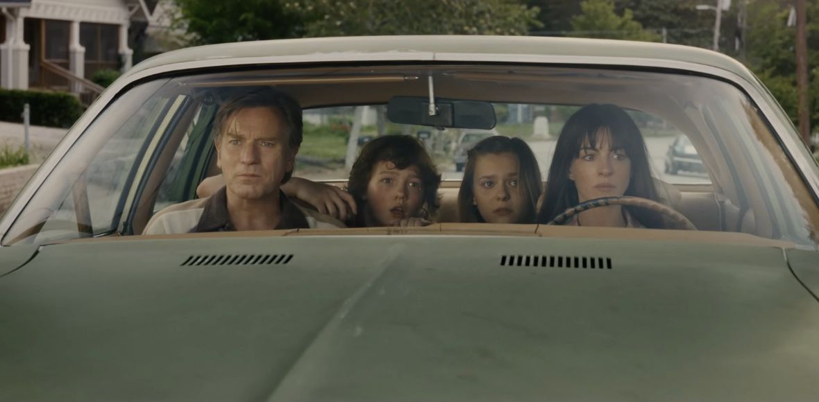 Ewan McGregor i&nbsp;Anne Hathaway uciekają przed&nbsp;dinozaurem. Zobaczcie zwiastun filmu science fiction „Koniec ulicy Dębowej”