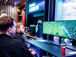 Konkretne nagrody i&nbsp;zacięta rywalizacja – byliśmy na&nbsp;turnieju EA FC 26 w&nbsp;Showroomie Lenovo & Motorola