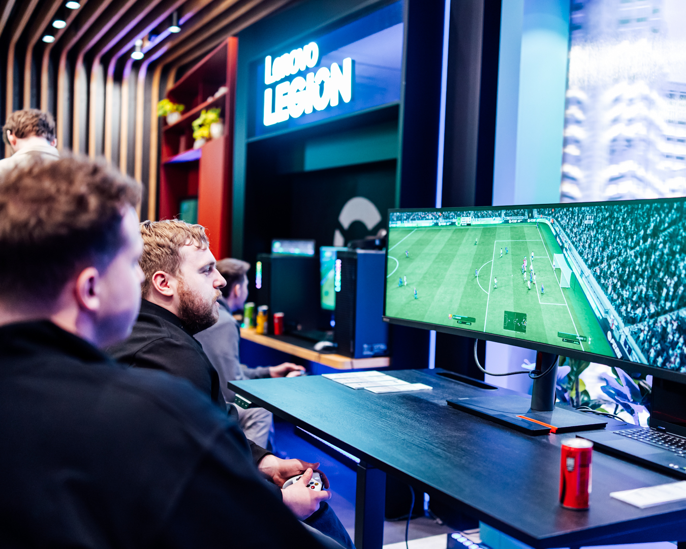 Konkretne nagrody i&nbsp;zacięta rywalizacja – byliśmy na&nbsp;turnieju EA FC 26 w&nbsp;Showroomie Lenovo & Motorola