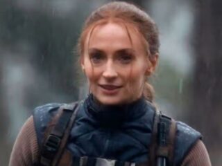 Sophie Turner z&nbsp;dwiema spluwami. Nowe zdjęcia i&nbsp;wideo zza kulis serialowego „Tomb Raidera”