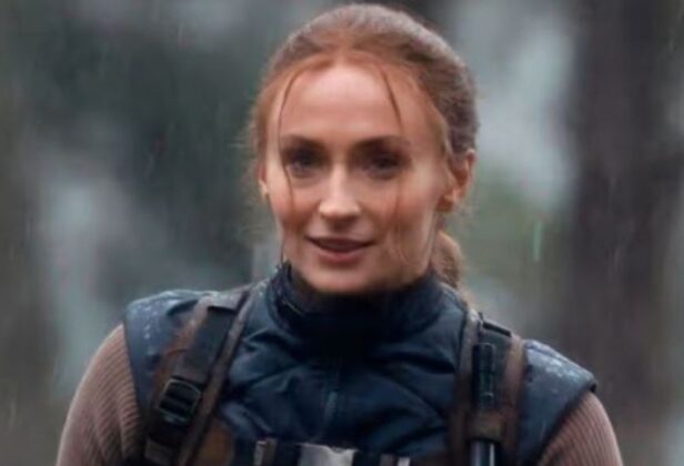 Sophie Turner z&nbsp;dwiema spluwami. Nowe zdjęcia i&nbsp;wideo zza kulis serialowego „Tomb Raidera”