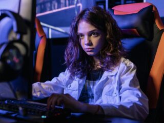 Branża gier traci miliony, bo&nbsp;nie&nbsp;potrafi zainteresować większej liczby kobiet. Badania poruszają również kwestie toksyczności graczy