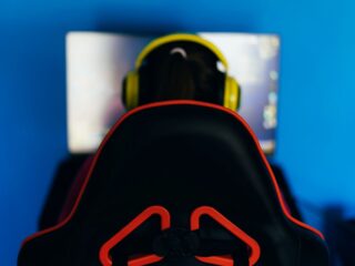 Fotel gamingowy z&nbsp;materiału czy&nbsp;ekoskóry? Poznaj wady i&nbsp;zalety obu rozwiązań