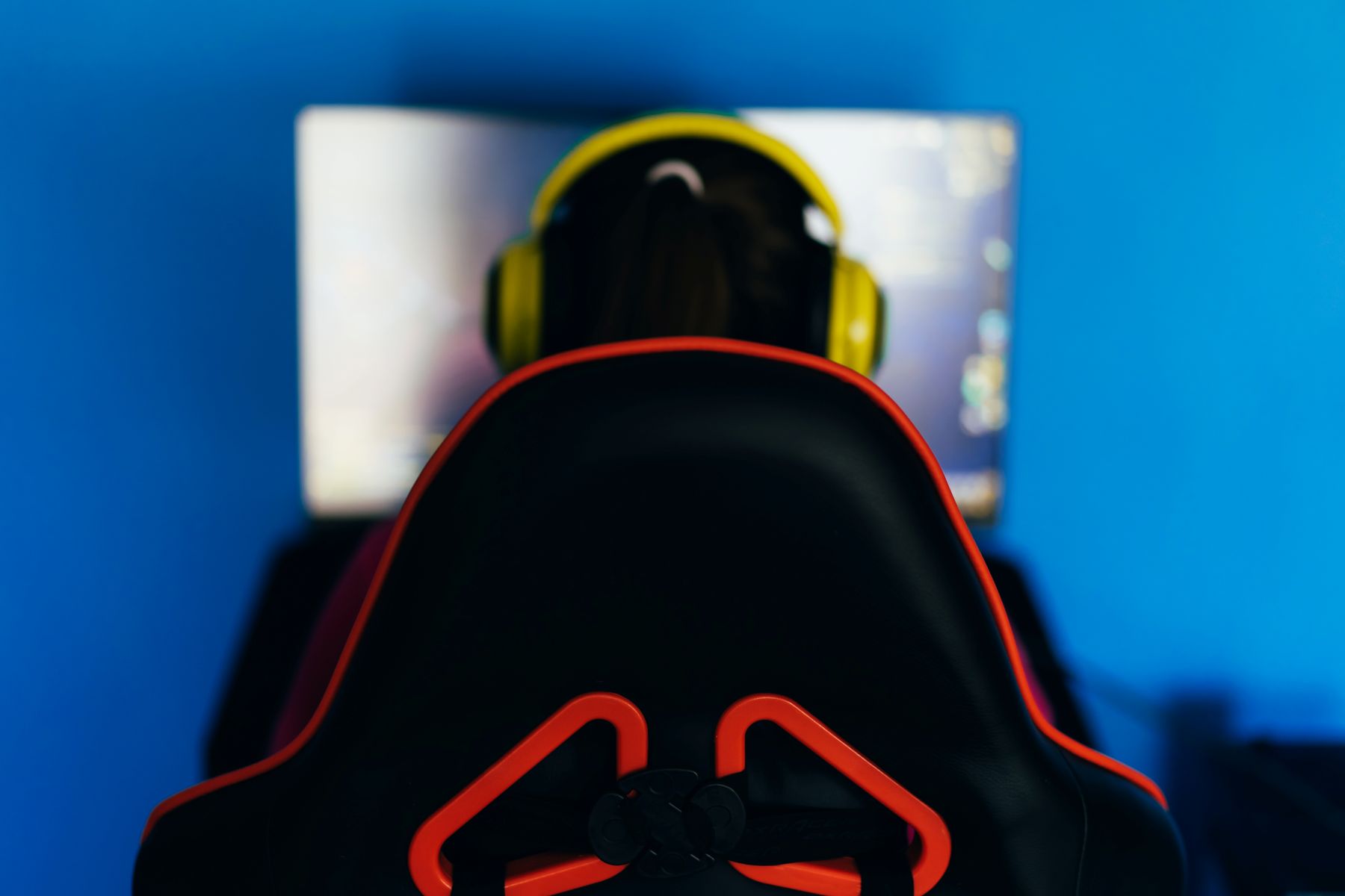 Fotel gamingowy z&nbsp;materiału czy&nbsp;ekoskóry? Poznaj wady i&nbsp;zalety obu rozwiązań