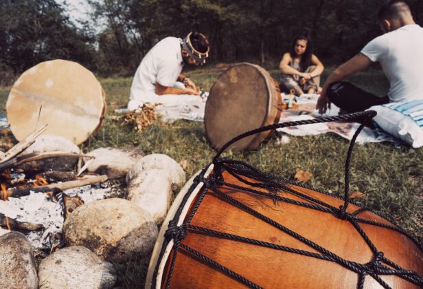 Prokuratura bada ceremonię z&nbsp;psychodelikami na&nbsp;posiadłości współzałożyciela CD&nbsp;Projektu. Zmarła uczestniczka