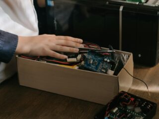 Jak bezpiecznie przewozić elektronikę? Zabezpieczenie i&nbsp;transport sprzętu