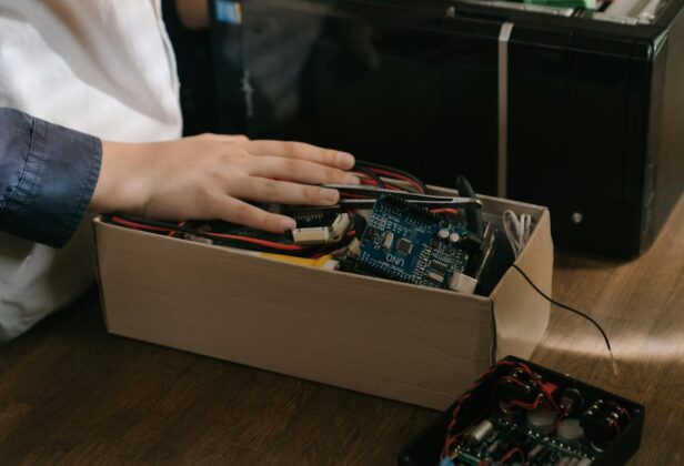 Jak bezpiecznie przewozić elektronikę? Zabezpieczenie i&nbsp;transport sprzętu