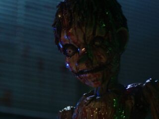 Drewniana lalka na&nbsp;krwawej krucjacie. Zobaczcie finałowy zwiastun horroru „Pinocchio: Unstrung”