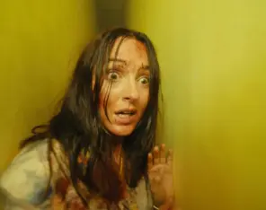„Backrooms. Bez&nbsp;wyjścia” – recenzja filmu. A&nbsp;jednak można! Ten horror z&nbsp;szacunkiem adaptuje internetowy fenomen