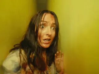 „Backrooms. Bez&nbsp;wyjścia” – recenzja filmu. A&nbsp;jednak można! Ten horror z&nbsp;szacunkiem adaptuje internetowy fenomen