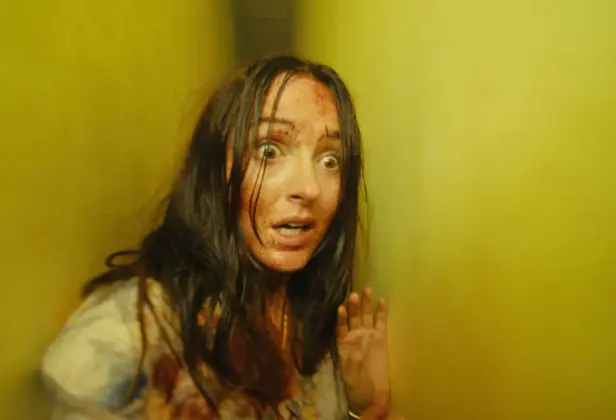 „Backrooms. Bez&nbsp;wyjścia” – recenzja filmu. A&nbsp;jednak można! Ten horror z&nbsp;szacunkiem adaptuje internetowy fenomen