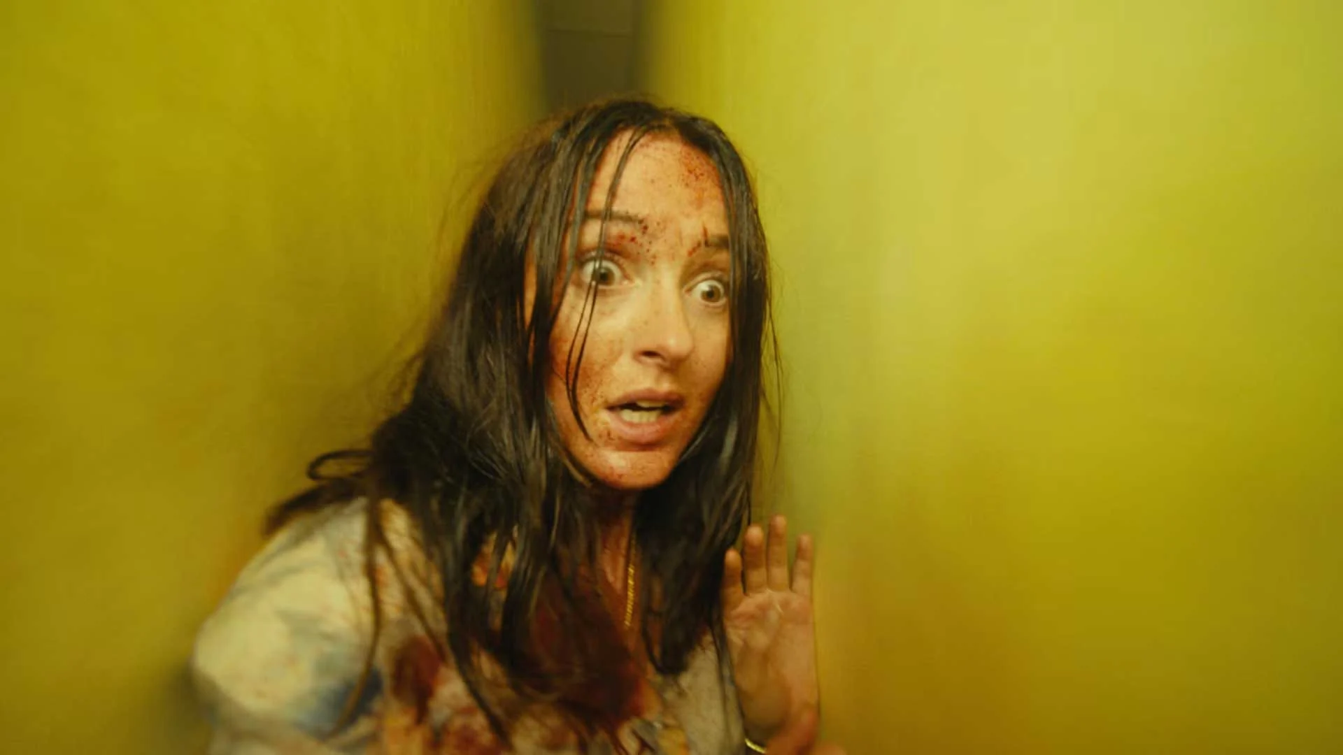 „Backrooms. Bez wyjścia” – recenzja filmu. A jednak można! Ten horror z szacunkiem adaptuje internetowy fenomen