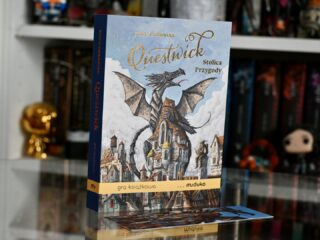 Myśleliście, że&nbsp;gry książkowe to&nbsp;relikt lat 80.? „Questwick. Stolica Przygody” udowadnia, że&nbsp;jest zupełnie inaczej [RECENZJA]