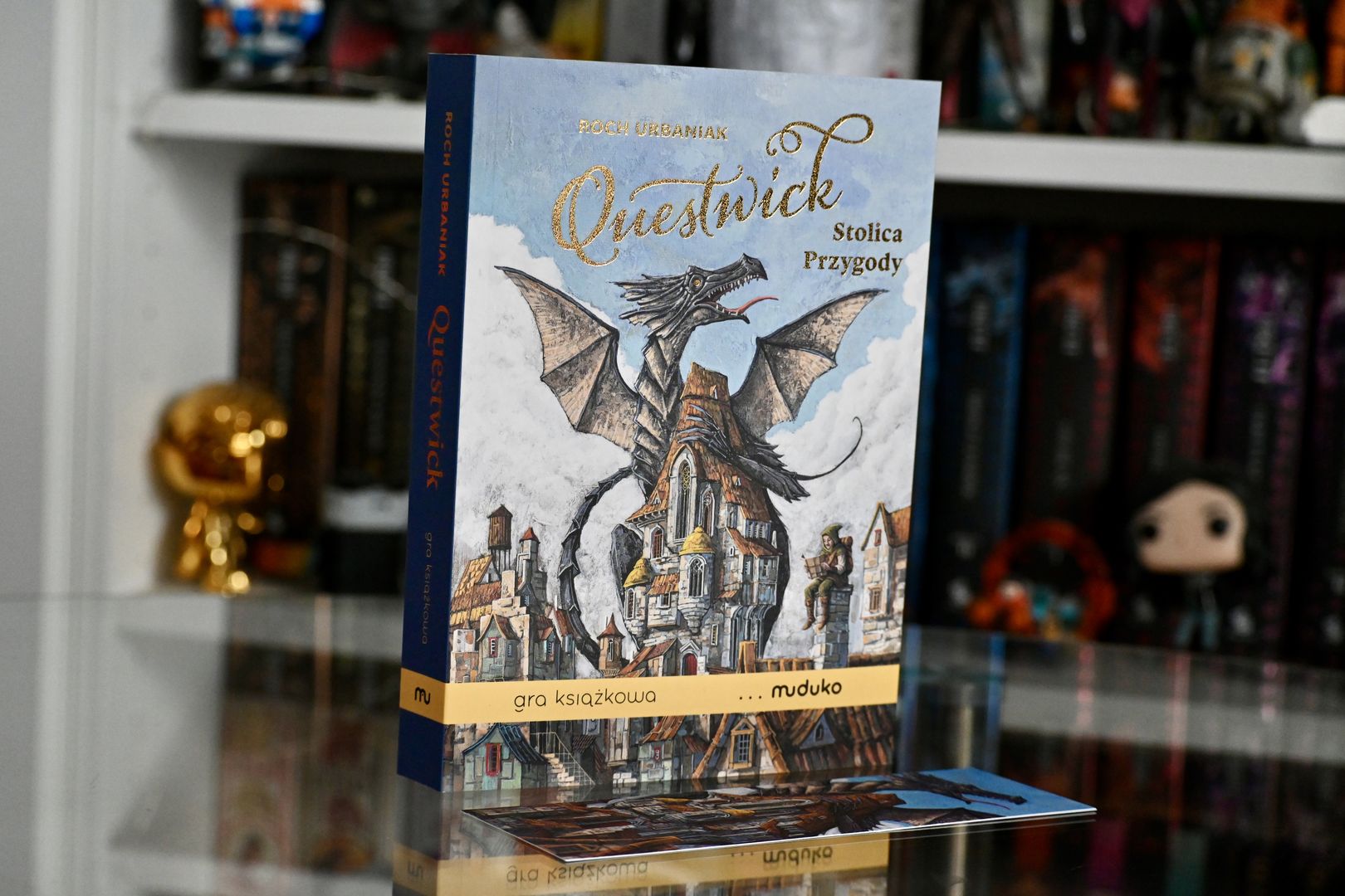 Myśleliście, że&nbsp;gry książkowe to&nbsp;relikt lat 80.? „Questwick. Stolica Przygody” udowadnia, że&nbsp;jest zupełnie inaczej [RECENZJA]