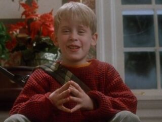 „Kevin sam w&nbsp;domu” powróci? Disney chce nakręcić nowy film z&nbsp;Macaulayem Culkinem