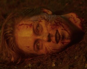 „Martwe zło: Ogień” – recenzja. Najbardziej bestialski i&nbsp;okrutny film w&nbsp;historii serii