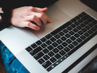 Laptop do&nbsp;pracy, nauki i&nbsp;rozrywki – jak wybrać najlepszy model?