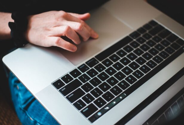Laptop do&nbsp;pracy, nauki i&nbsp;rozrywki – jak wybrać najlepszy model?
