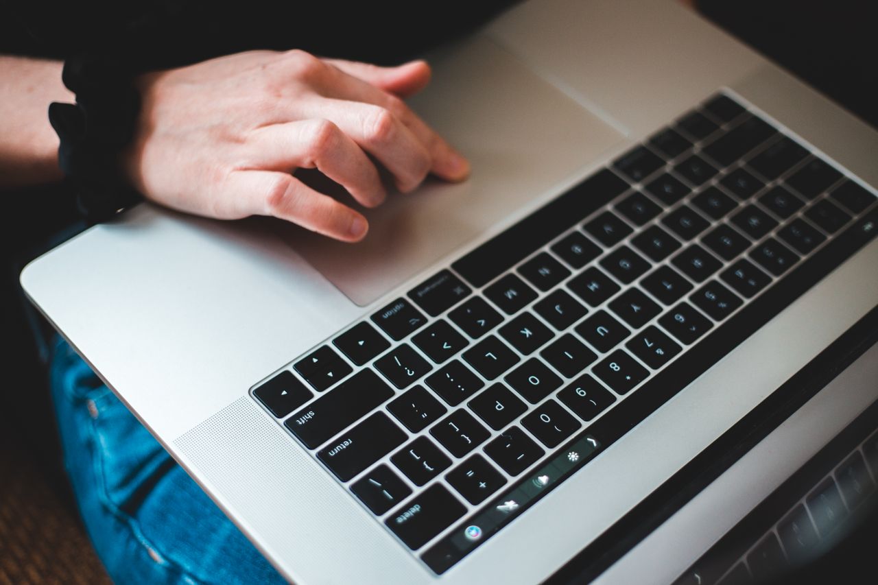 Laptop do&nbsp;pracy, nauki i&nbsp;rozrywki – jak wybrać najlepszy model?
