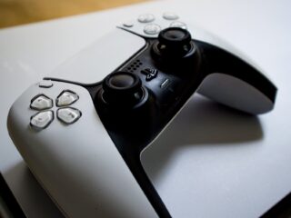 PlayStation 5 i&nbsp;Xboksy Series X/S sprzedają się coraz gorzej. Analityk porównuje sytuację do&nbsp;krachu z&nbsp;lat 80.