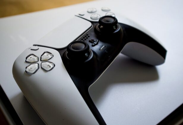 PlayStation 5 i&nbsp;Xboksy Series X/S sprzedają się coraz gorzej. Analityk porównuje sytuację do&nbsp;krachu z&nbsp;lat 80.
