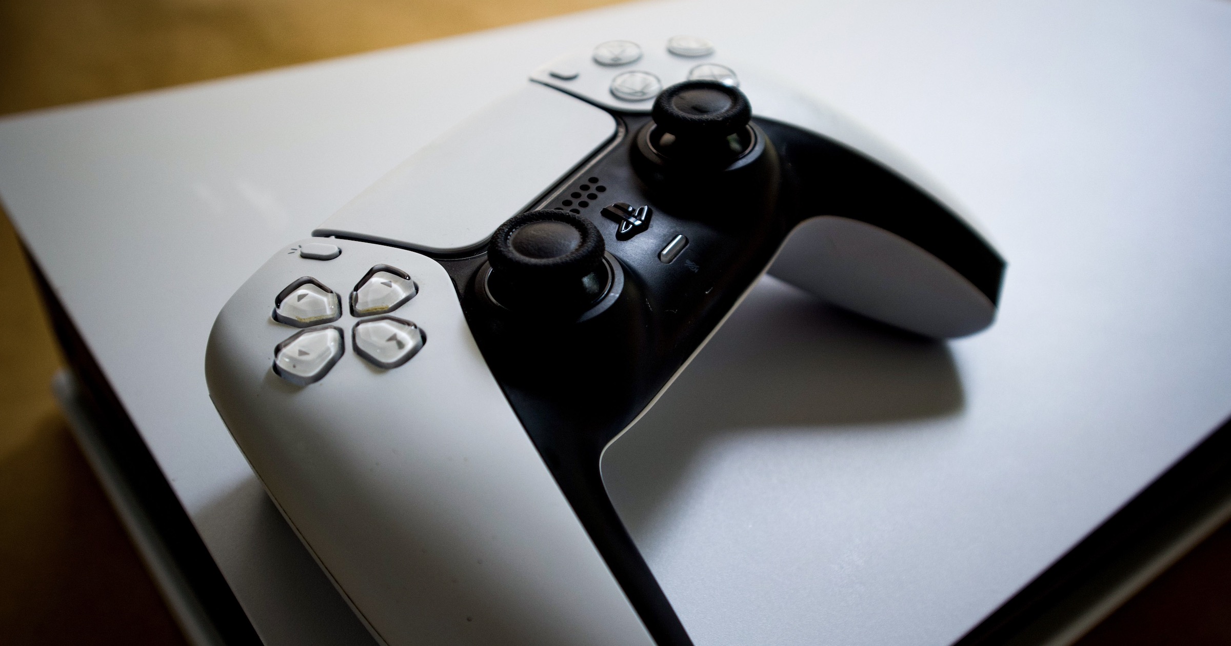 PlayStation 5 i&nbsp;Xboksy Series X/S sprzedają się coraz gorzej. Analityk porównuje sytuację do&nbsp;krachu z&nbsp;lat 80.